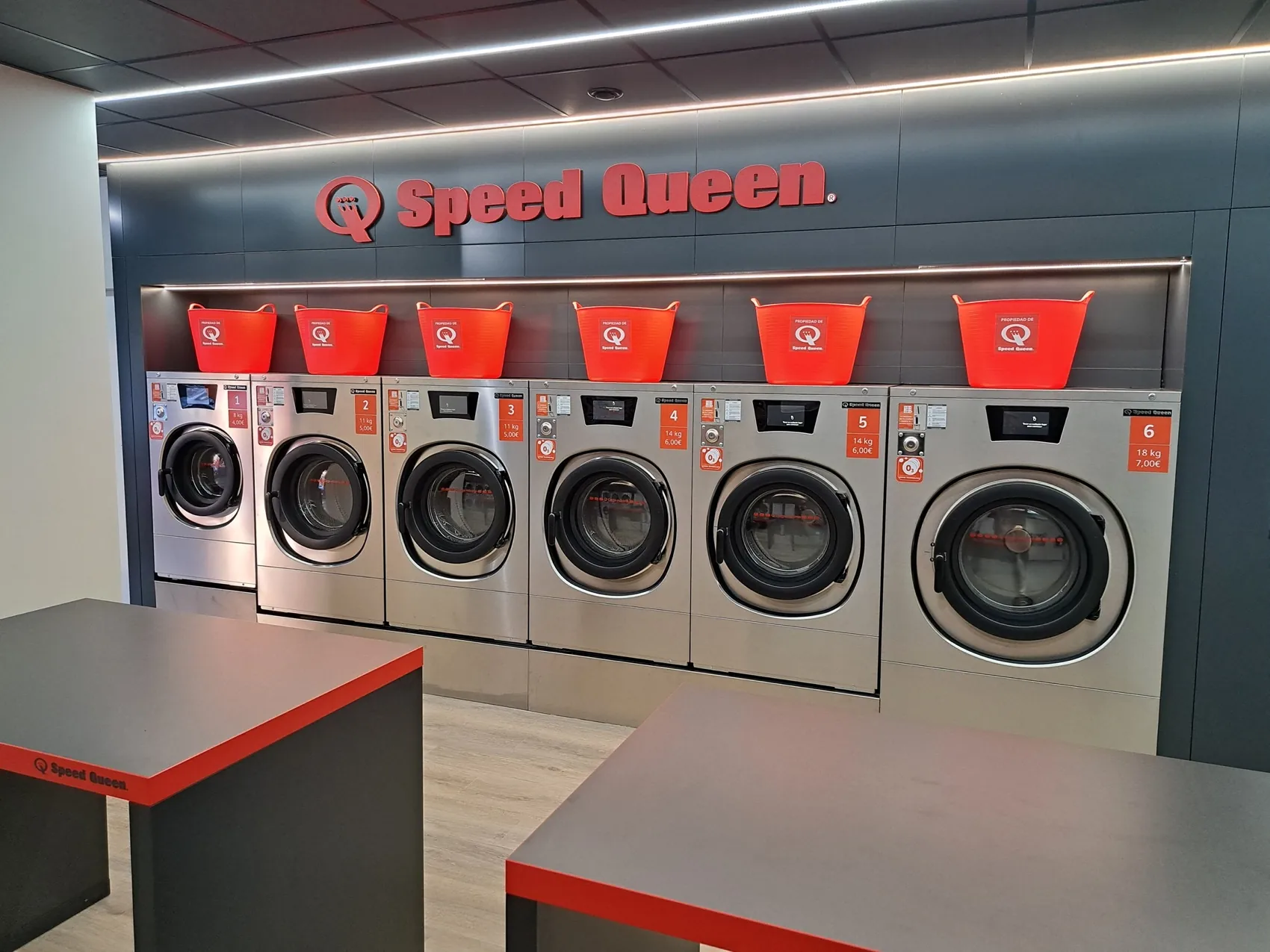 Lavadoras profesionales Speed Queen para ropa laboral en una lavandería Gira Gira