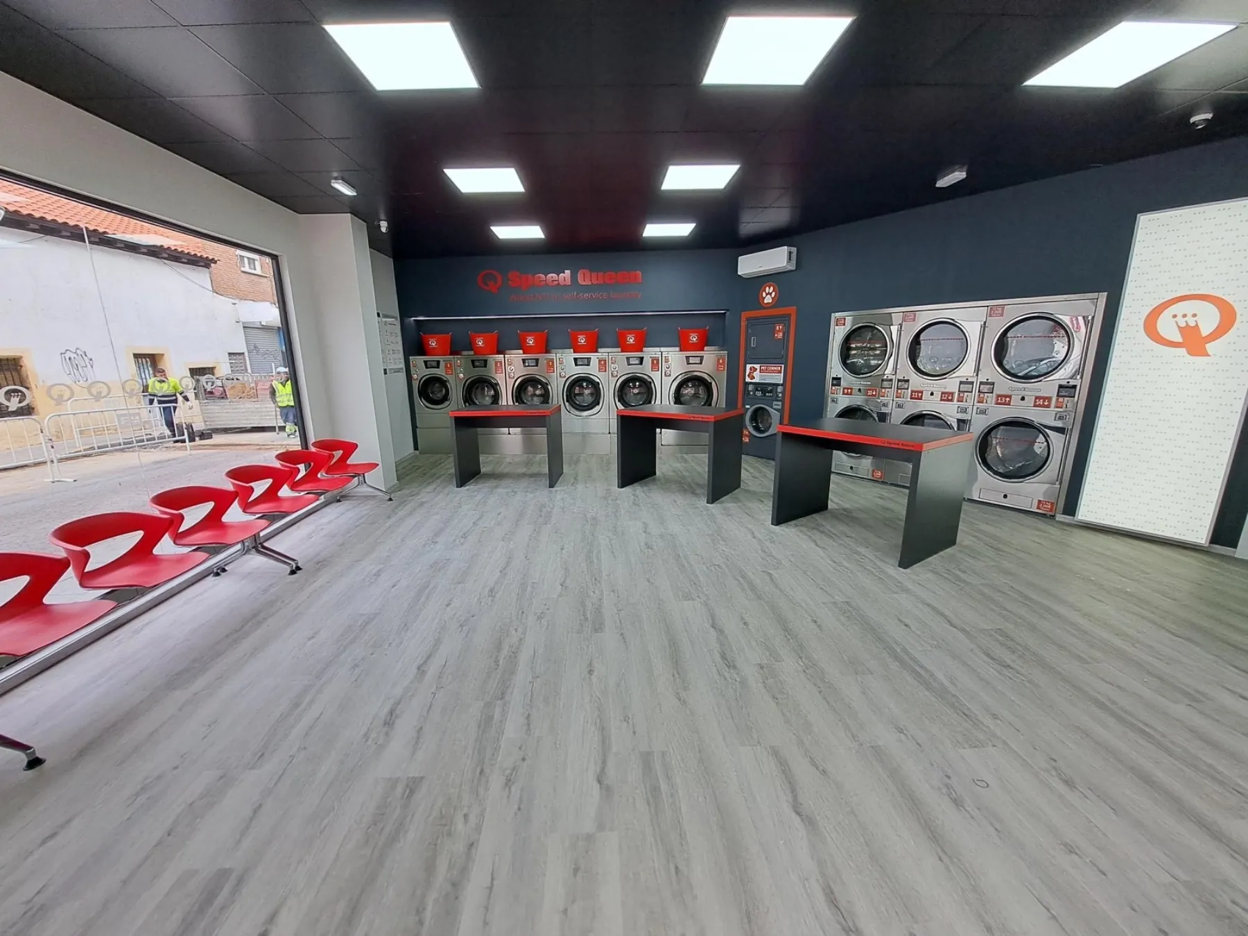 Gira Gira self-service laundromat in San Fernando de Henares, C. Santillana, 9