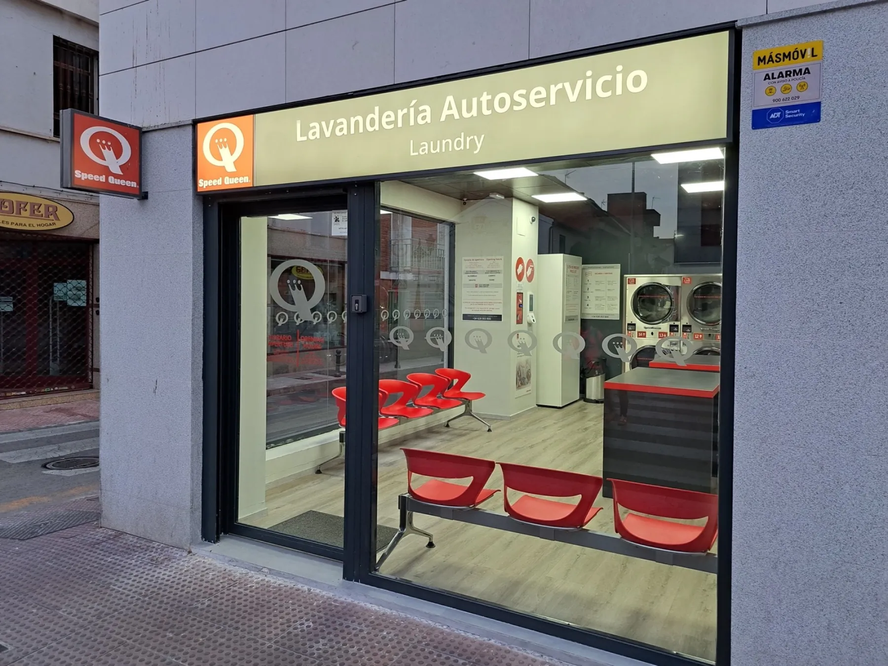Fachada de la lavandería autoservicio Gira Gira en Torrejón de Ardoz, Avda. de la Constitución, 70