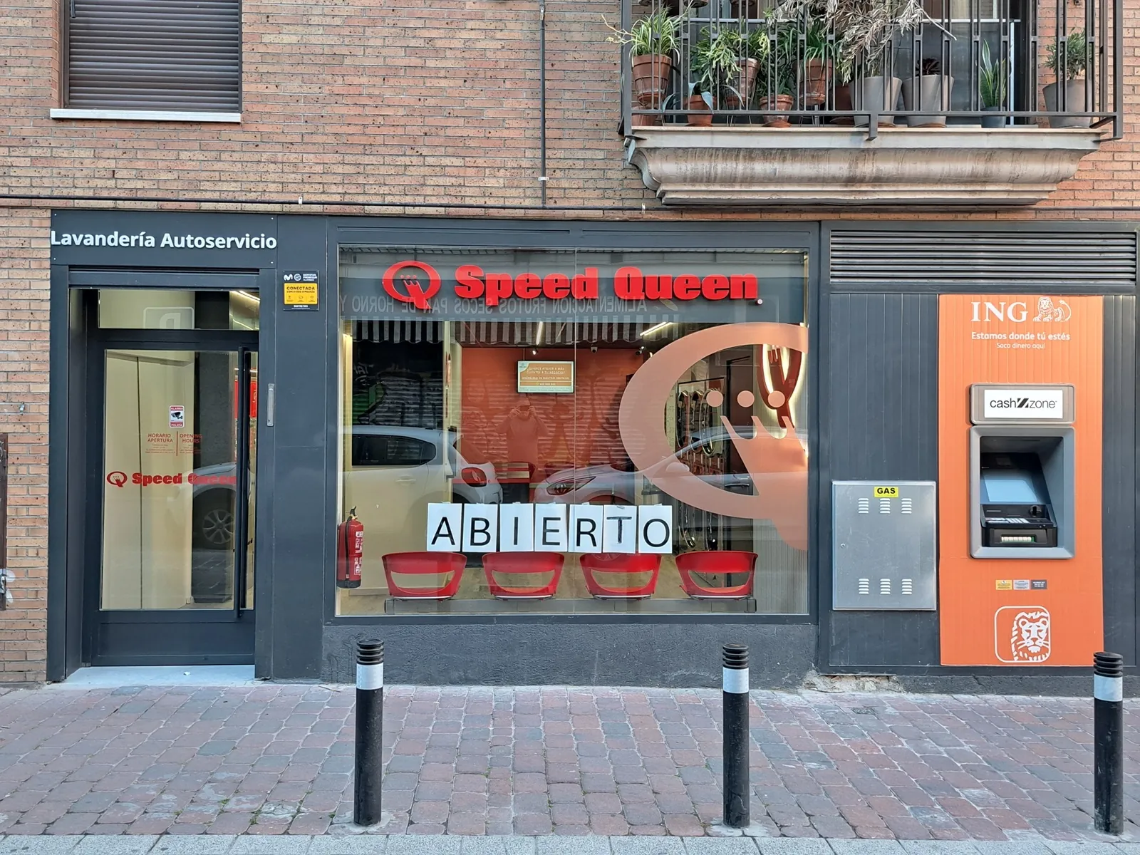 Lavandería autoservicio Gira Gira en Villa de Vallecas, C. del Monte Aya 1