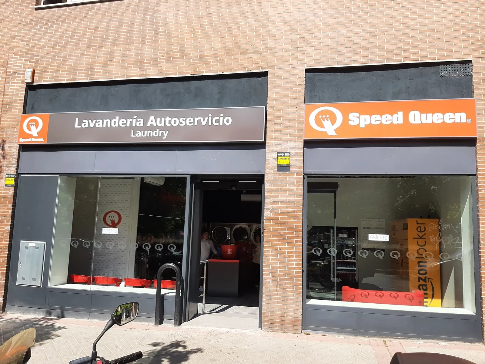 Lavandería autoservicio Gira Gira en Vicálvaro, Bulevar de Indalecio Prieto 46
