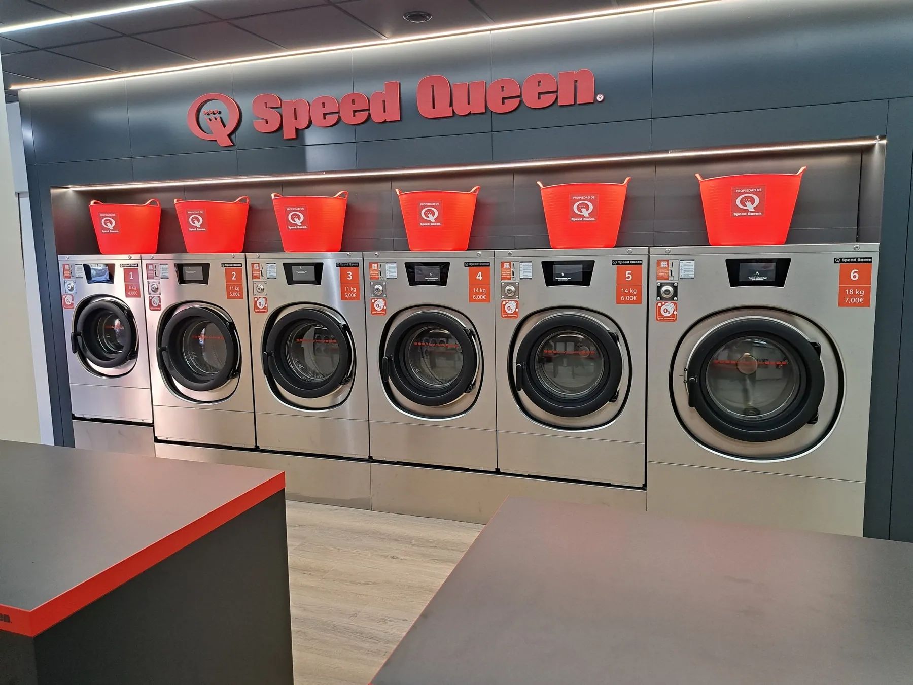 Interior de una lavandería autoservicio Gira Gira en Madrid