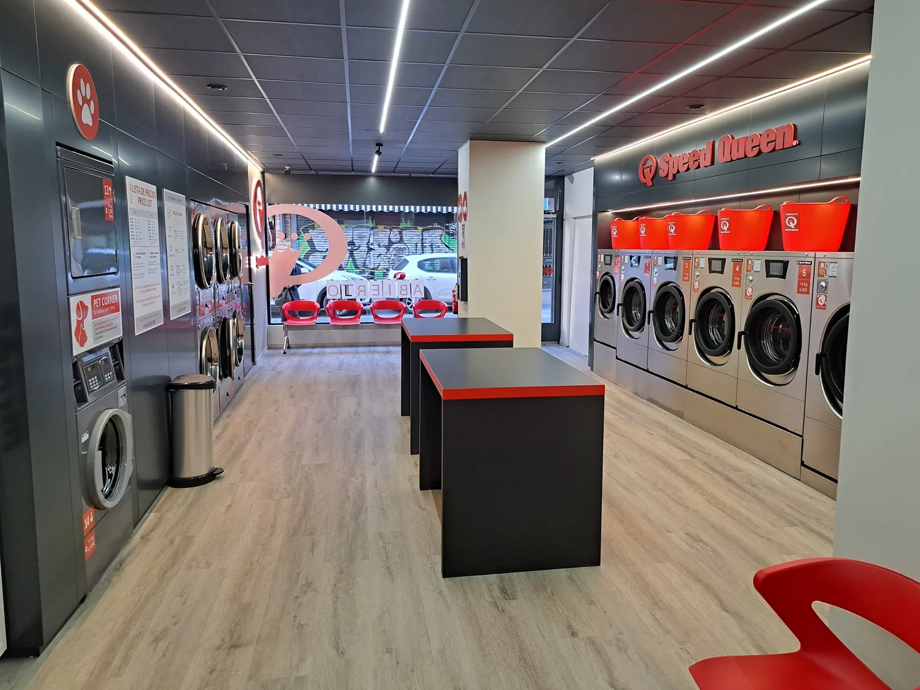Interior de una lavandería autoservicio Gira Gira