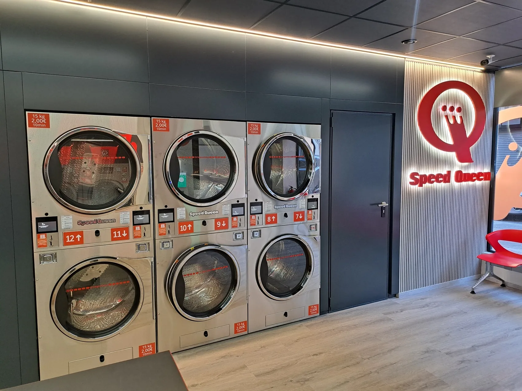 Colonne de sèche-linge Speed Queen de 15 kg dans une laverie Gira Gira